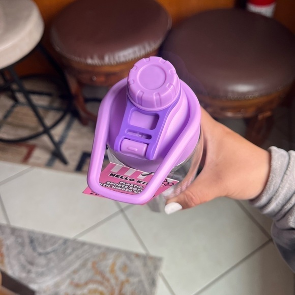 Hello kitty plastic reusable water bottle 28 oz one flaw - Picture 8 of 8